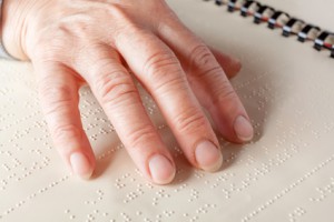 Femme aveugle lisant du braille - Accessibilité des documents