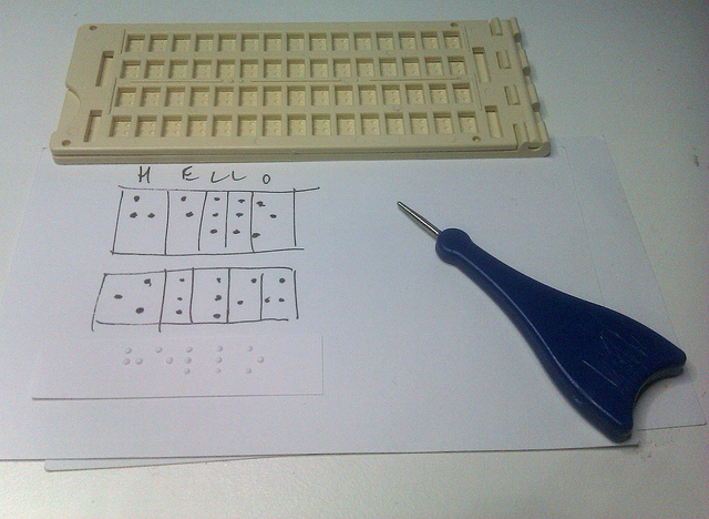 Poinçon et tablette pour l'écriture manuelle du braille, méthode traditionnelle